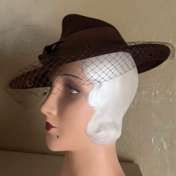 DELIGHTFUL VINTAGE BROWN FELT FEDORA WITH FOLDED CROWN AND HALF DOTTED VEIL